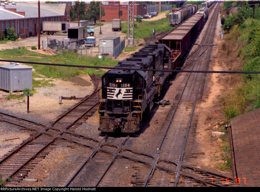 NS 5104 leads a short train at Boylan